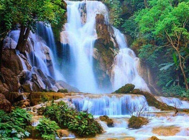 Diamond Painting Waterval in het bos door de bergen met Ronde steentjes 80x100cm - Beste Kwaliteit